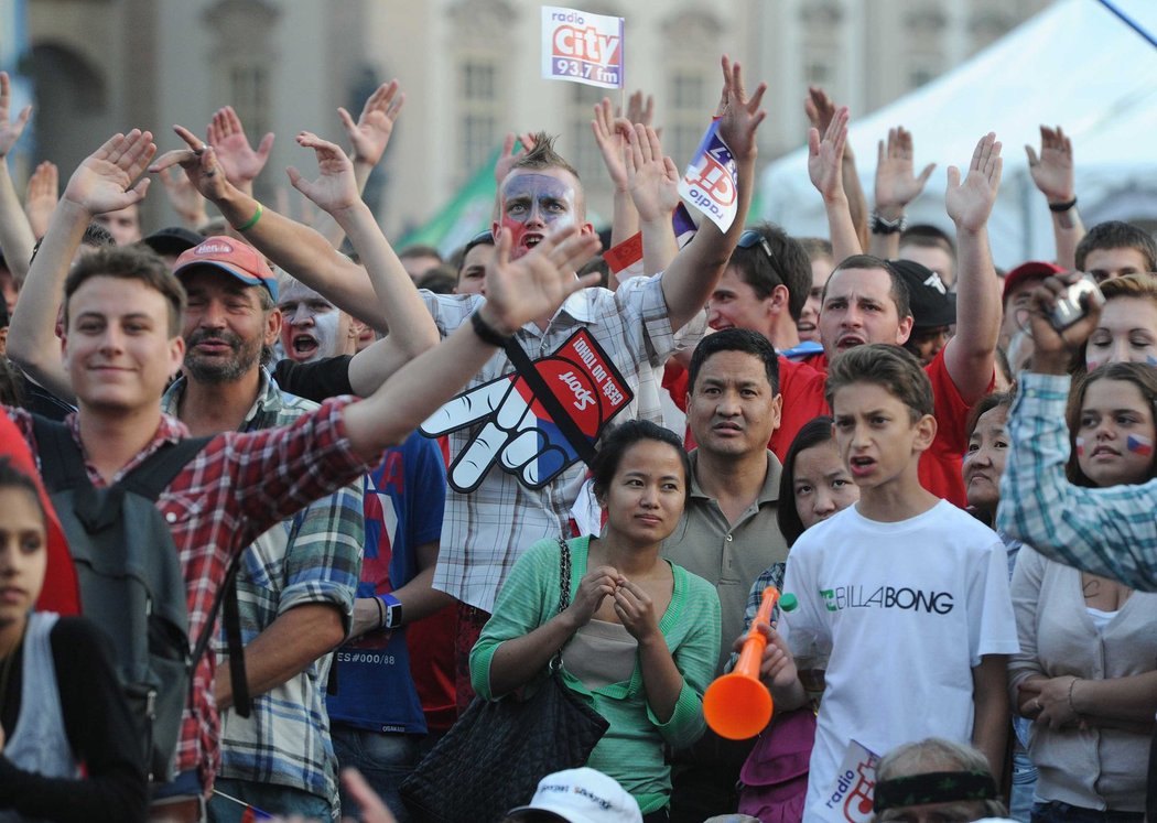 Čeští fanoušci na Staroměstském náměstí během zápasů českého týmu na mistrovství Evropy