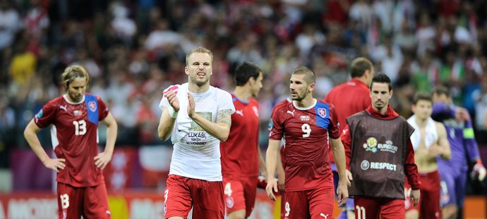Michal Kadlec děkuje za podporu fanouškům po čtvrtfinálovém utkání s Portugalskem