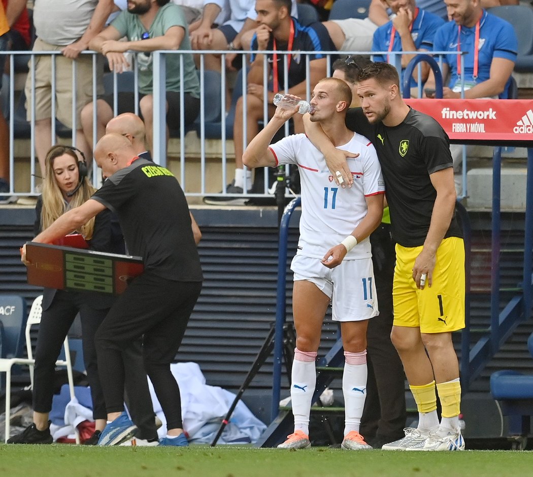 Záložník Václav Černý u střídačky debatuje s českým brankářem Tomášem Vaclíkem