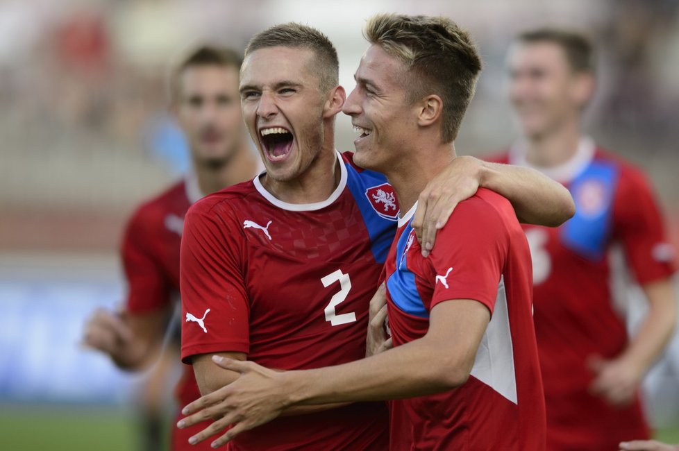 Český reprezentant do 21 let Ondřej Petrák (vpravo) přijímá gratulaci ke gólu od spoluhráče Pavla Kadeřábka.