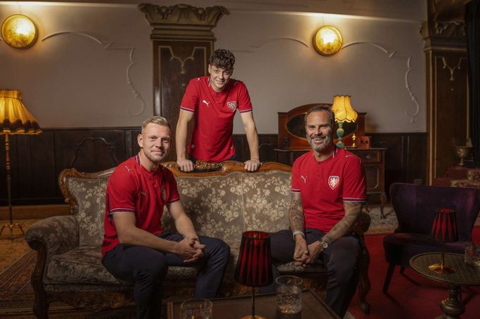 Reprezentace ukázala nové dresy pro baráž! Mají odkazovat na EURO 1996 Reprezentace ukázala nové dresy pro baráž! Mají odkazovat na EURO 1996