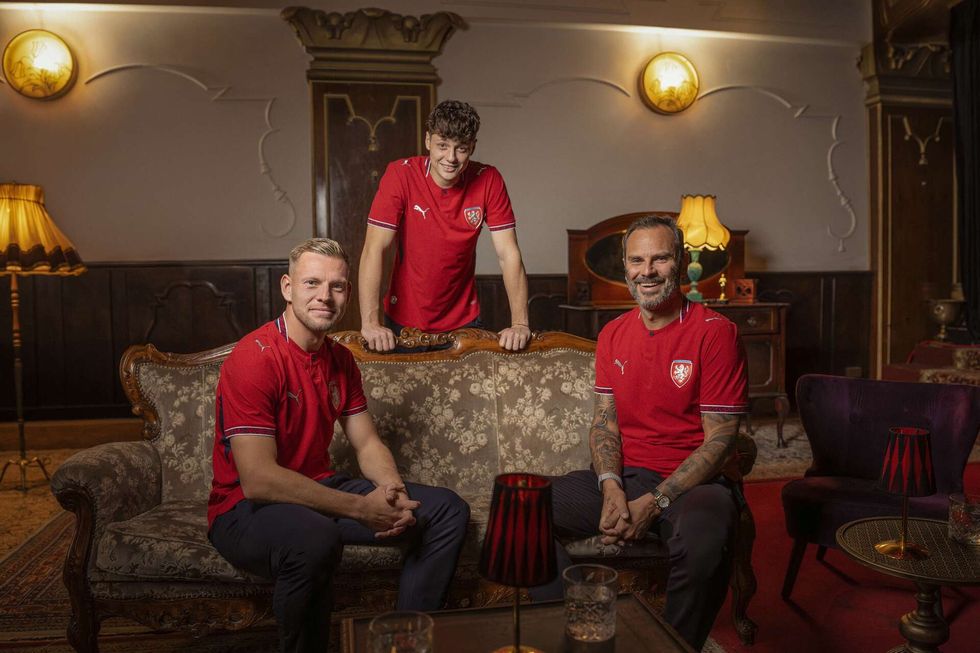 Reprezentace ukázala nové dresy pro baráž! Mají odkazovat na EURO 1996 Reprezentace ukázala nové dresy pro baráž! Mají odkazovat na EURO 1996