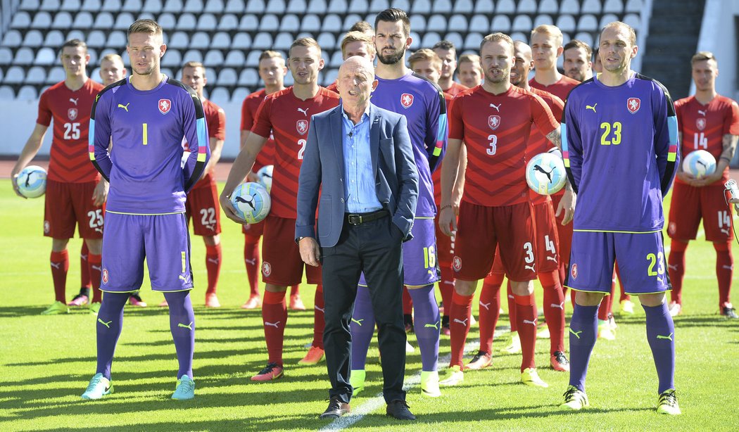 Reklamní foto národního týmu v čele s trenérem Karlem Jarolímem