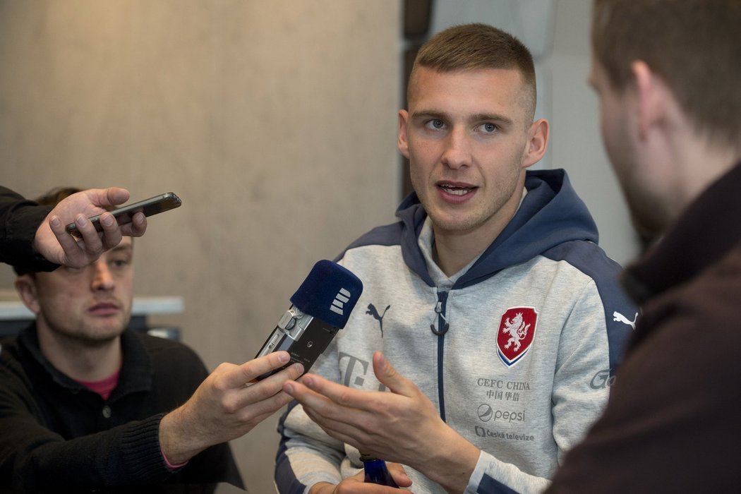 Český obránce Pavel Kadeřábek mluví s novináři na reprezentačním srazu