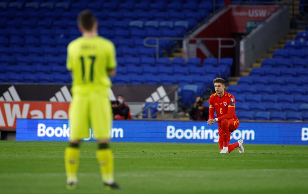 Čeští fotbalisté před utkáním s Walesem nepoklekli, ale respekt vyjádřili jinak