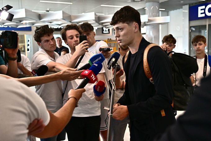 Krejčí po příletu přečetl připravený vzkaz: Už déle cítím zklamání z našeho fungování Krejčí po příletu přečetl připravený vzkaz: Už déle cítím zklamání z našeho fungování