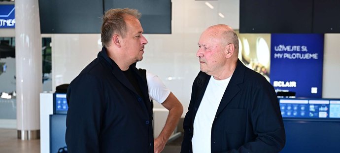 Předseda FAČR David Trunda na letišti s tehdejším trenérem reprezentance Miroslavem Koubkem