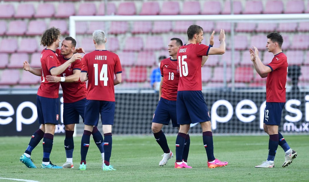 Čeští fotbalisté slaví branku v přípravném utkání