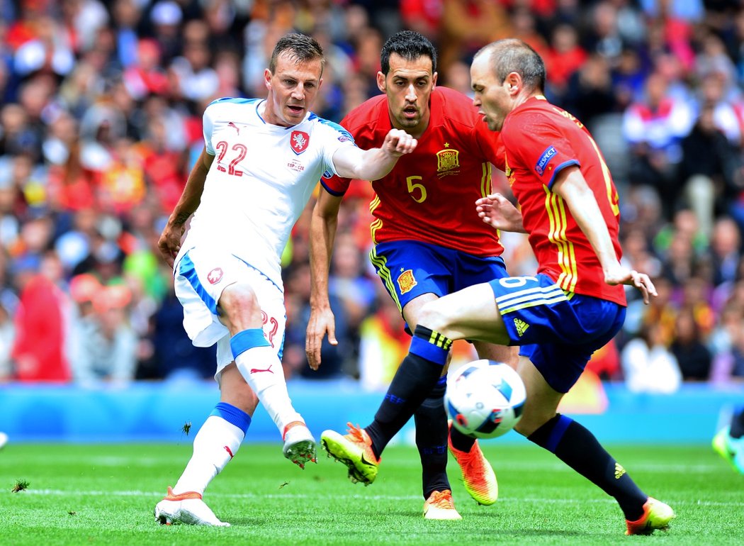 Vladimír Darida střílí na španělskou bránu během utkání na EURO 2016 ve Francii