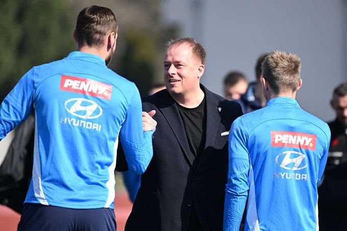 MS ve fotbale ONLINE: Trunda na českém tréninku před JAR, k týmu měl proslov MS ve fotbale ONLINE: Trunda na českém tréninku před JAR, k týmu měl proslov
