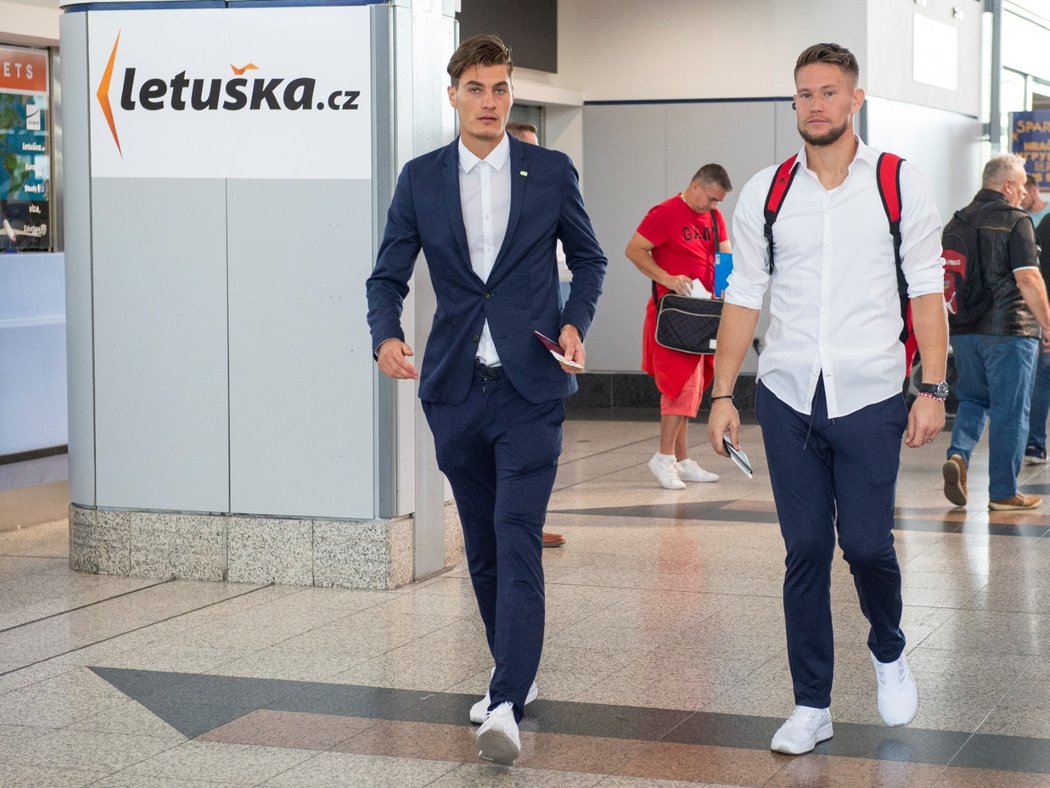 Patrik Schick a Tomáš Vaclík před odletem české fotbalové reprezentace na utkání do Kosova