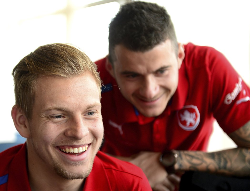 Matěj Vydra během online rozhovoru se čtenáři iSport.cz, přihlíží obránce Daniel Pudil