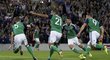 Fotbalisté Severního Irska oslavují gól do sítě Česka