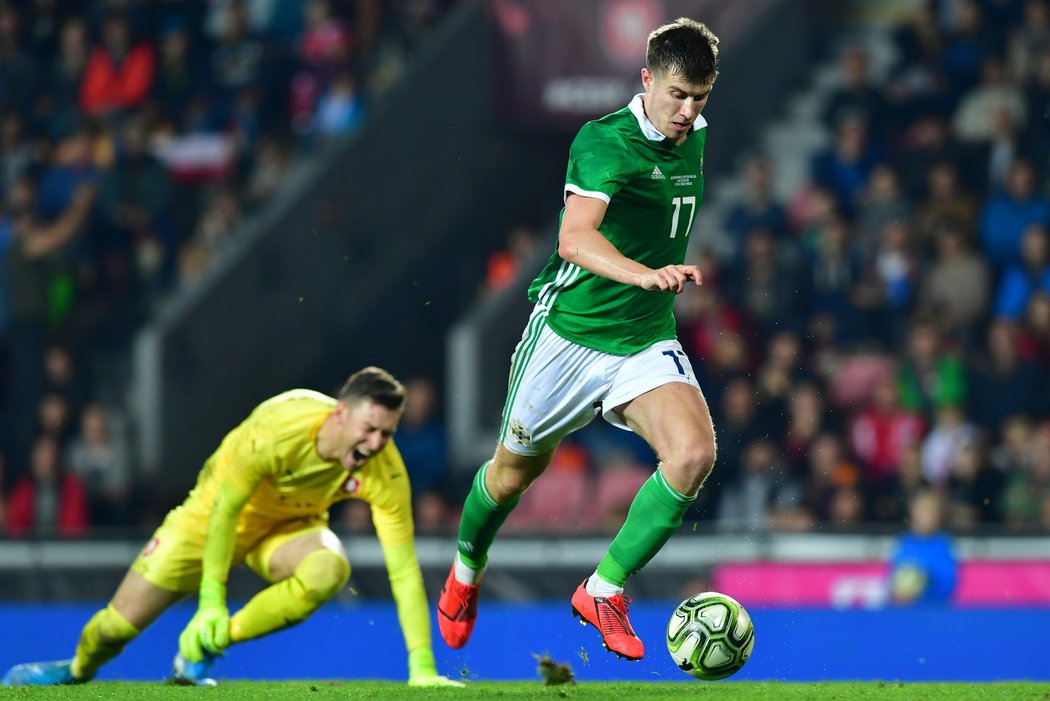 Paddy McNair udělal kličku Pavlenkovi a pohodlně zakončil