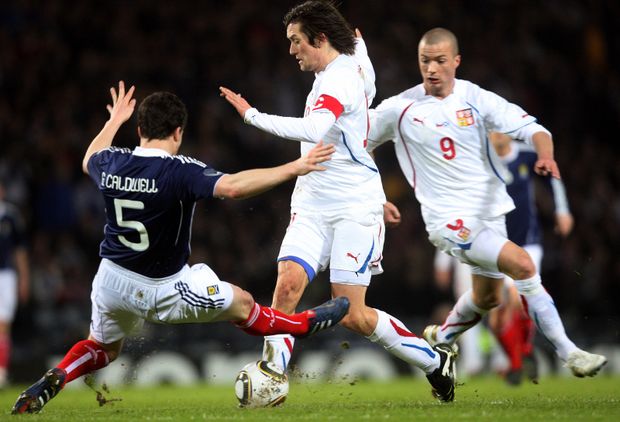 Skotský obránce Gary Caldwell se nebál zajet ani do Tomáše Rosického Skotský obránce Gary Caldwell se nebál zajet ani do Tomáše Rosického