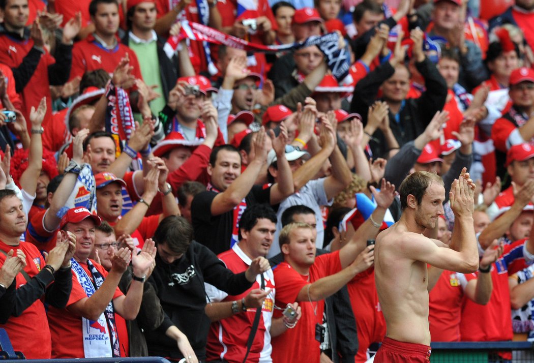 Fanoušci děkují českým fotbalistou