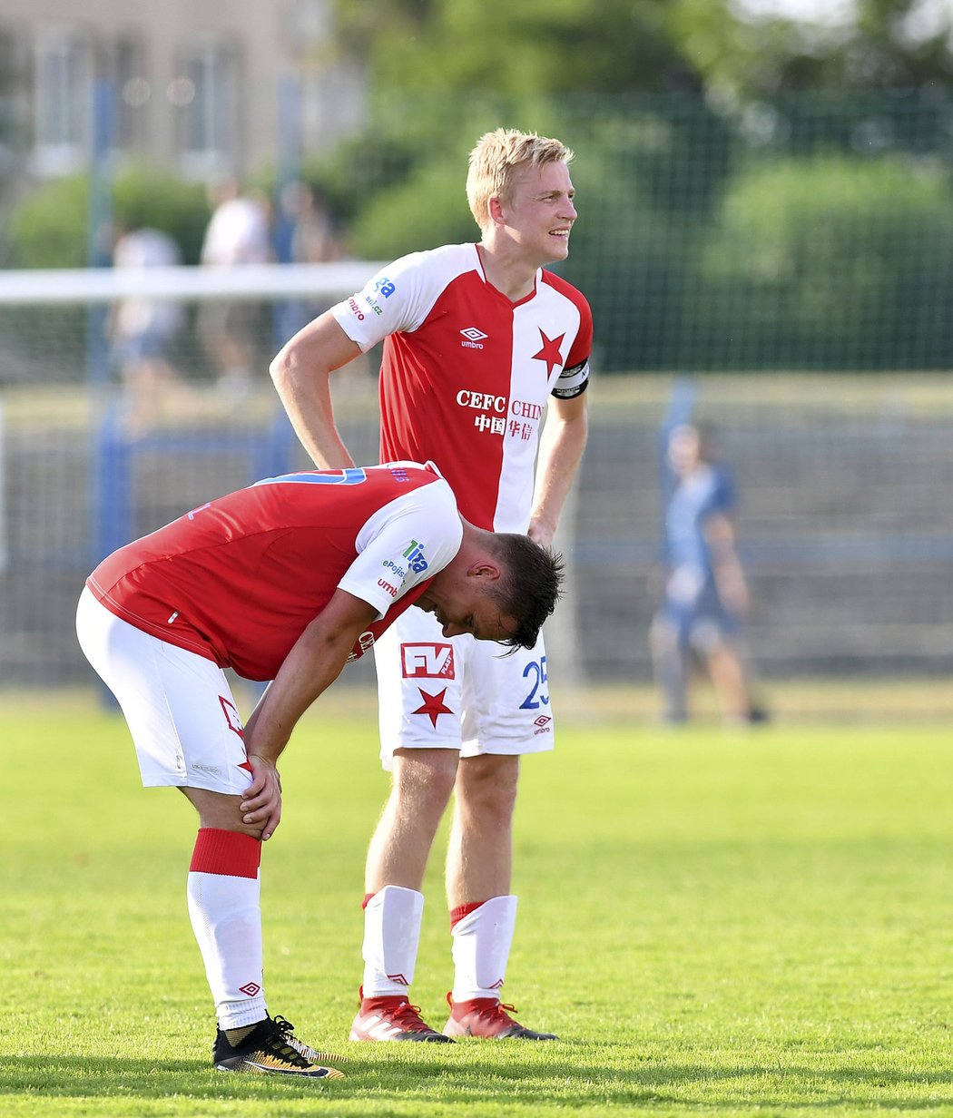 Stanislav Tecl (s hlavou dolů) s Michalem Frydrychem smutní, Slavia pouze remizovala s Českými Budějovicemi