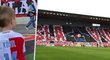 Dvouletý syn asistenta trenéra Slavie Jaroslava Köstla Alex pořádně rozpumpoval vyhlášenou Tribunu Sever Dvouletý syn asistenta trenéra Slavie Jaroslava Köstla Alex pořádně rozpumpoval vyhlášenou Tribunu Sever