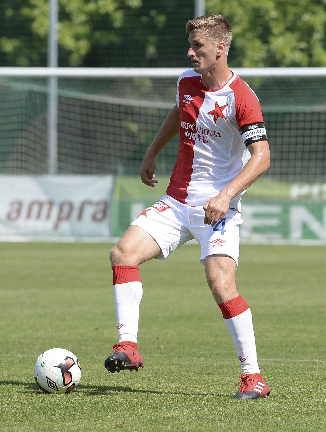 Jakub Jugas vedl v prvním poločase fotbalisty Slavie jako kapitán