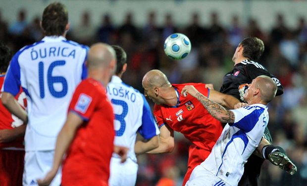 Jan Koller před brankou domácích. Jan Koller před brankou domácích.
