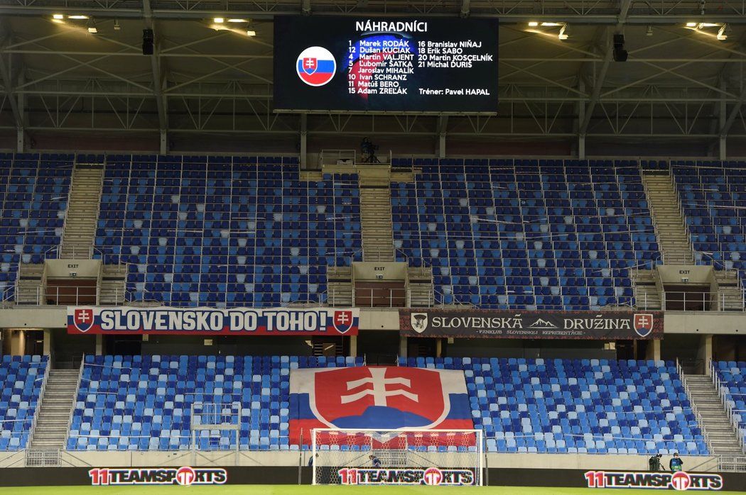 Stadion v Bratislavě, kde se před prázdnými tribunami hrálo utkání Slovenska s Českem