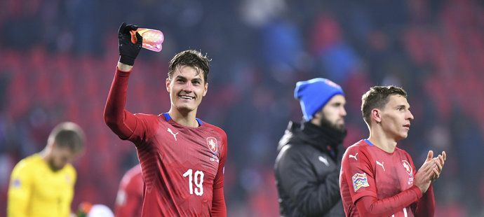 Spokojený Patrik Schick po závěrečném hvizdu zdraví fanoušky