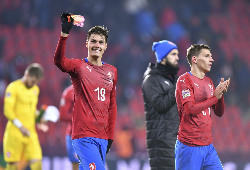 Spokojený Patrik Schick po závěrečném hvizdu zdraví fanoušky