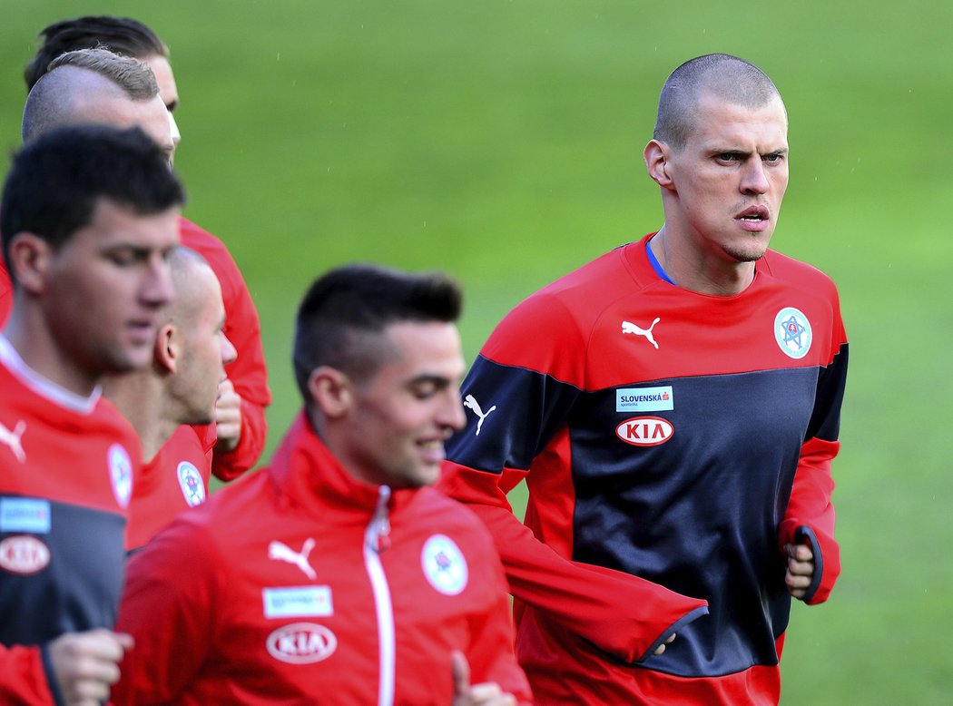 Martin Škrtel (vpravo) na tréninku slovenské fotbalové reprezentace před zápasem s Českem