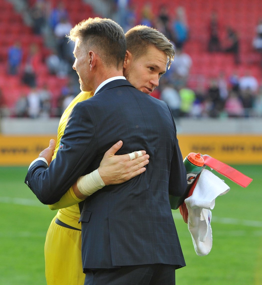 Český gólman Tomáš Vaclík v objetí s trenérem Jaroslavem Šilhavým po výhře na Slovensku