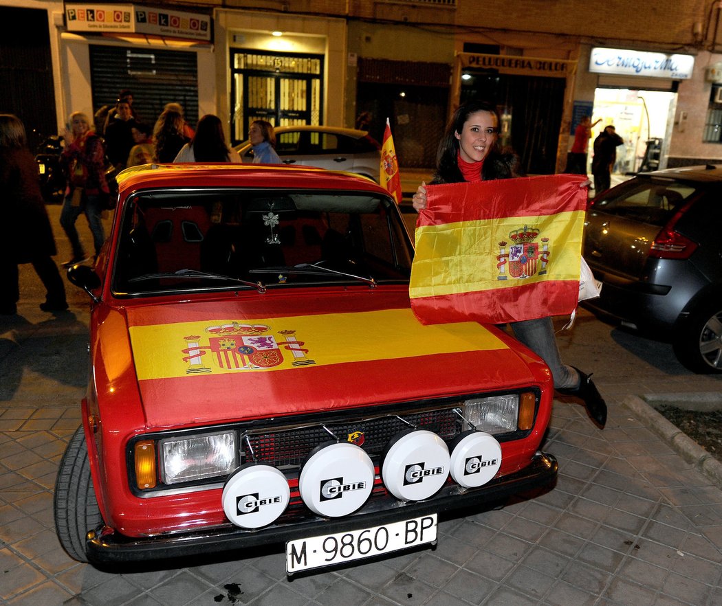 Španělští fanoušci před granadským stadionem