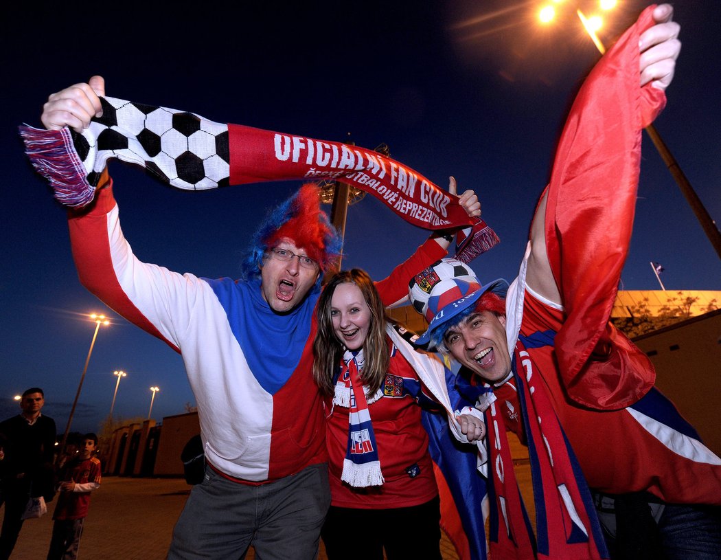 Na stadion v Granadě se vešlo i několik skupin českých fanoušků