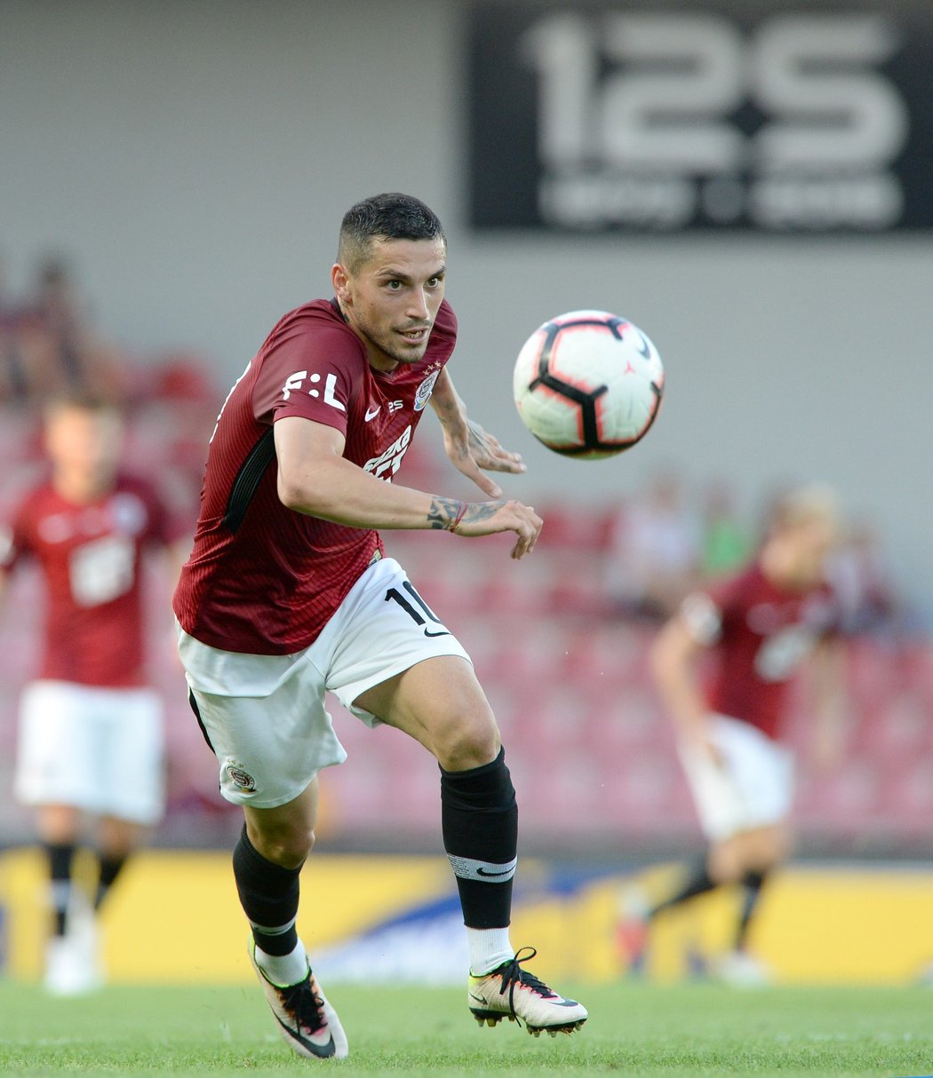 Nicolae Stanciu u míče v duelu se Slováckem který Sparta vyhrála 1:0