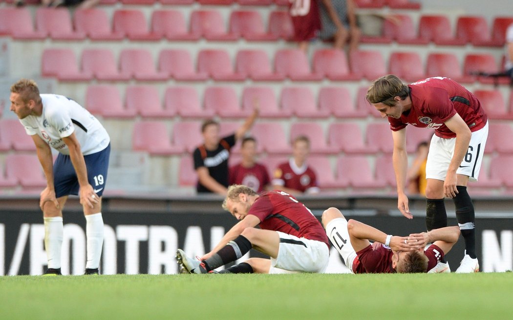 Fotbalisté Sparty po závěrečném hvizdu duelu se Slováckem, který vyhráli 1:0