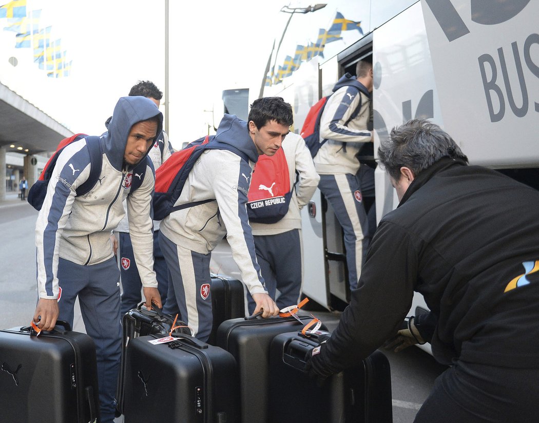 Gebre Selassie a Vacek nastupují do přistaveného autobusu