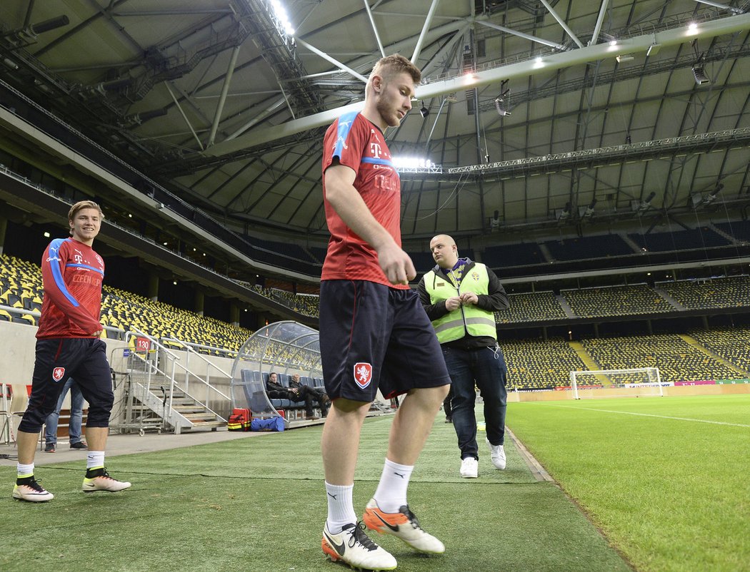 Dvojice sparťanských fotbalistů Martin Frýdek (vzadu) a Jakub Brabec přichází na trénink české fotbalové reprezentace ve Švédsku