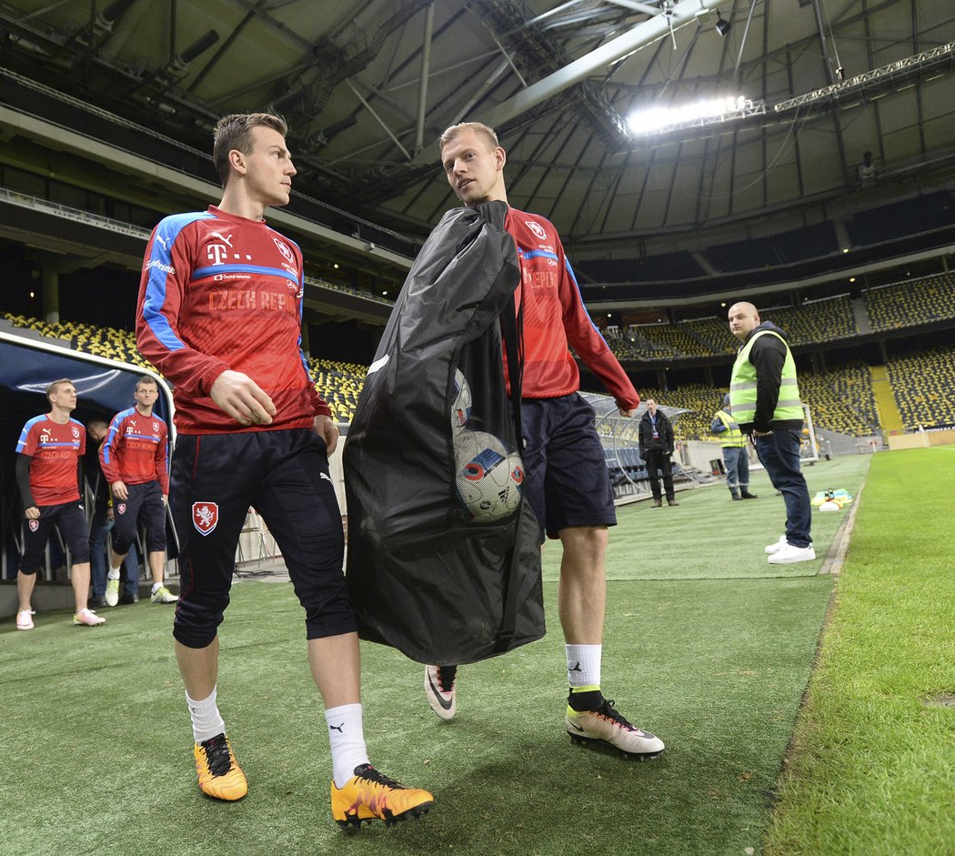 Vladimír Darida a Matěj Vydra přichází na trénink české fotbalové reprezentace před zápasem ve Švédsku