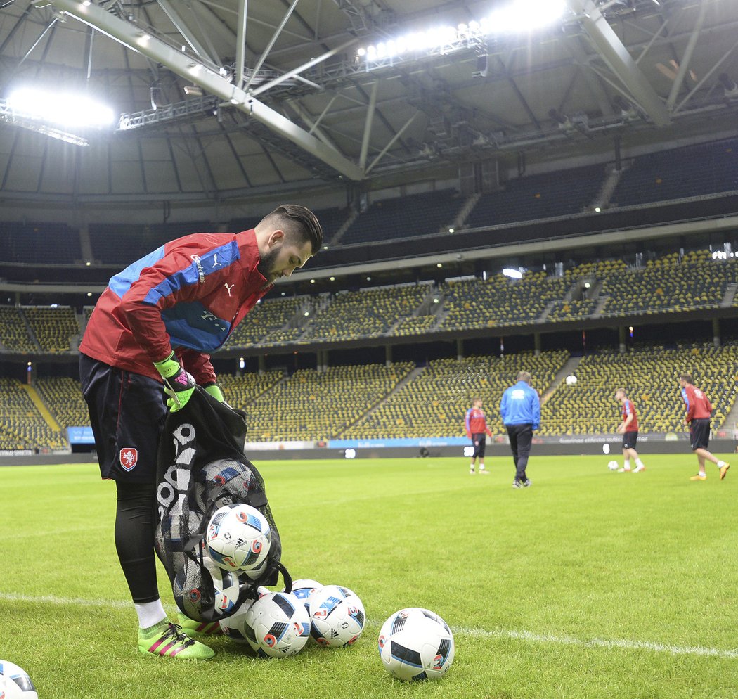 Gólman Tomáš Koubek před začátkem tréninku české fotbalové reprezentace ve Švédsku