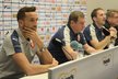 Kapitán české fotbalové reprezentace Tomáš Sivok (vpředu) na tiskové konferenci před zápasem se Švédskem