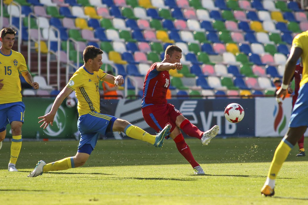 Mladí čeští fotbalisté si na úvod poradili s nebezpečnými Švédy