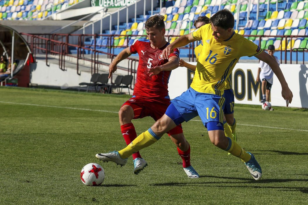 Mladí čeští fotbalisté si na úvod poradili s nebezpečnými Švédy