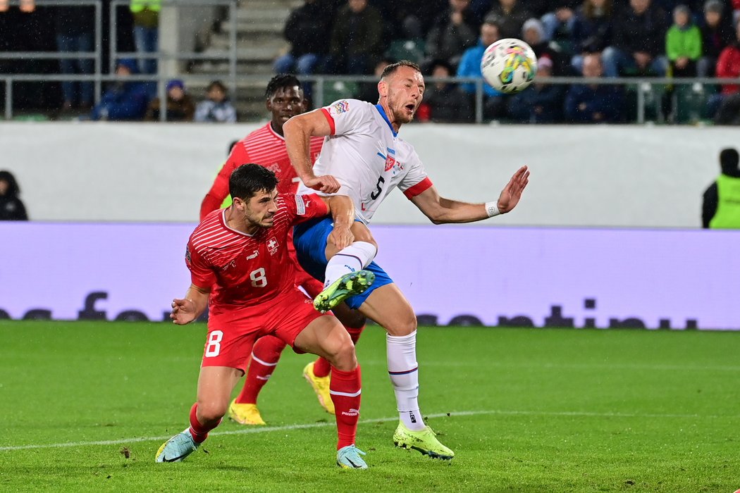 Vladimír Coufal bojuje o míč během zápasu ve Švýcarsku