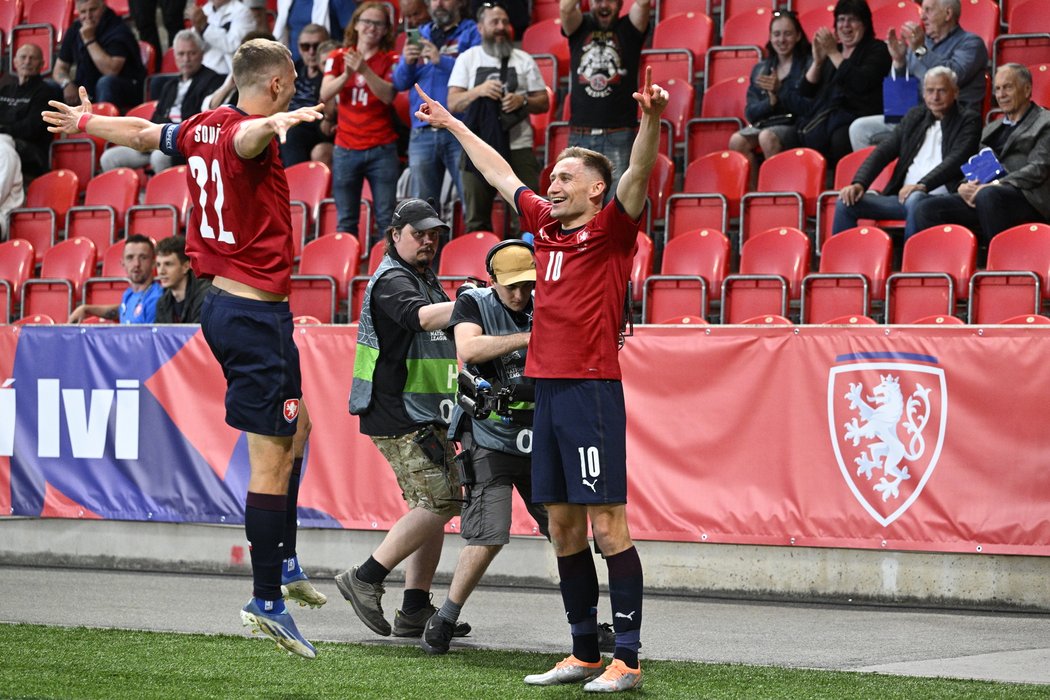 Jan Kuchta slaví gól s Tomášem Součkem