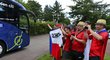    Čeští fanoušci sledují příjezd fotbalistů na trénink