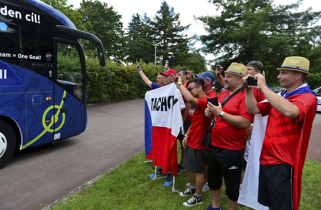    Čeští fanoušci sledují příjezd fotbalistů na trénink