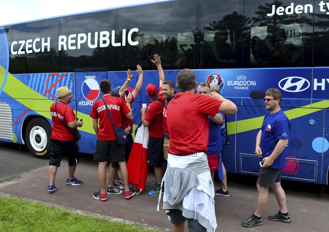 Fanoušci zdraví české fotbalisty při odjezdu na trénink