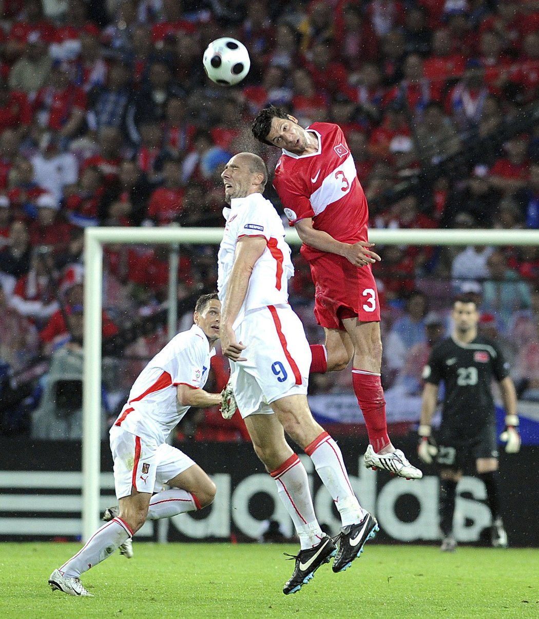 Jan Koller ve vzdušném souboji s Hakanem Baltou