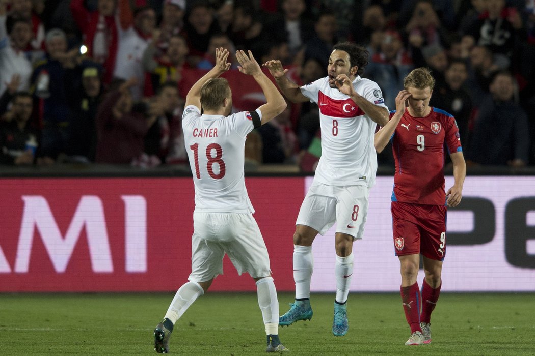 Zklamaný Bořek Dočkal se raději nedívá, jak turečtí fotbalisté slaví...