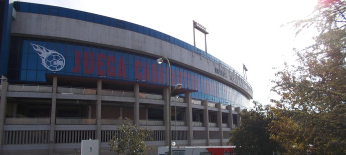 Legendární Estadio Vicente Calderon nesl Simeoneho motto: „Hraj každý zápas, jako by byl tvůj poslední.“