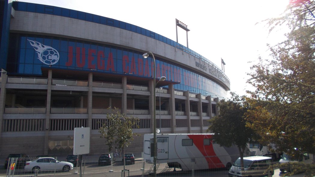 Legendární Estadio Vicente Calderon nesl Simeoneho motto: „Hraj každý zápas, jako by byl tvůj poslední.“