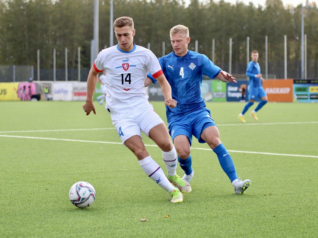 Daniel Fila v zápase s Islandem
